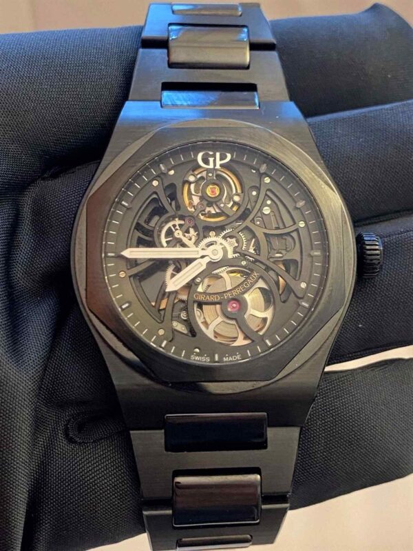 Girard_Perregeaux_Laureato_42mm_schwarz_Keramik_SkeletonYear of production: 2022 Case material: Ceramic Case size: 37 mm Water resistance: 5 ATM Bezel material: Titanium Crystal: Sapphire Movement type and specs: Cal. Xxx, 25 jewels, 28800 bph Bracelet material Titanium Bracelet size: Full size Condition: New (Brand new, without any signs of wear) Scope of delivery: Full Set with original inner and outer box and all documents and papers