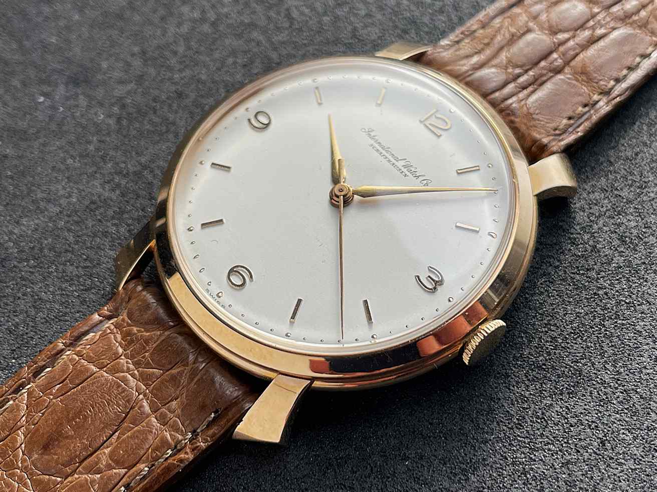 WC_Vintage_Cal_89_fancy_lugs_18k_gold_from_1958_chronoscope_collector_watches