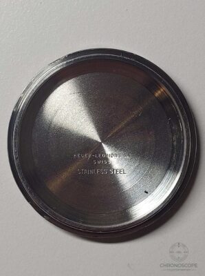 Makroaufnahme des Gehäusebodens bei der Zustandsprüfung einer Vintage-Uhr